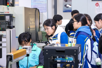 “原来技术不是冰凉的代码”！120多名延安中学生进高校履历职业生涯
