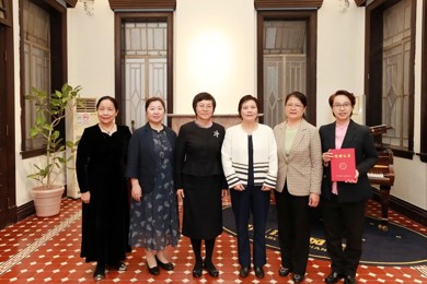 贺惠芬女士代表华南职教捐赠100万元，政企社同心共绘妇儿事业新蓝图